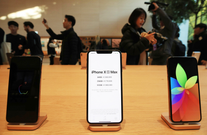 Shown in this photo taken Nov. 2, 2018, is the iPhone XS Max displayed at Apple's Seoul-based shop in the affluent southern district of Gangnam. (Yonhap)