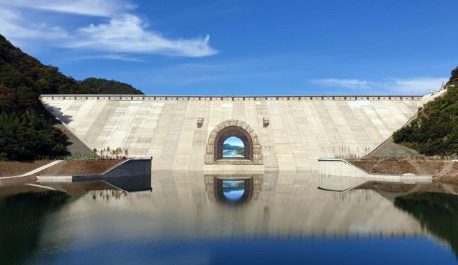 World’s Largest Anamorphic Artwork Painted on Peace Dam