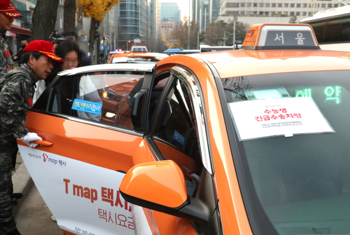 A passenger boards a taxi in Seoul on Nov. 15, 2018. (Yonhap)