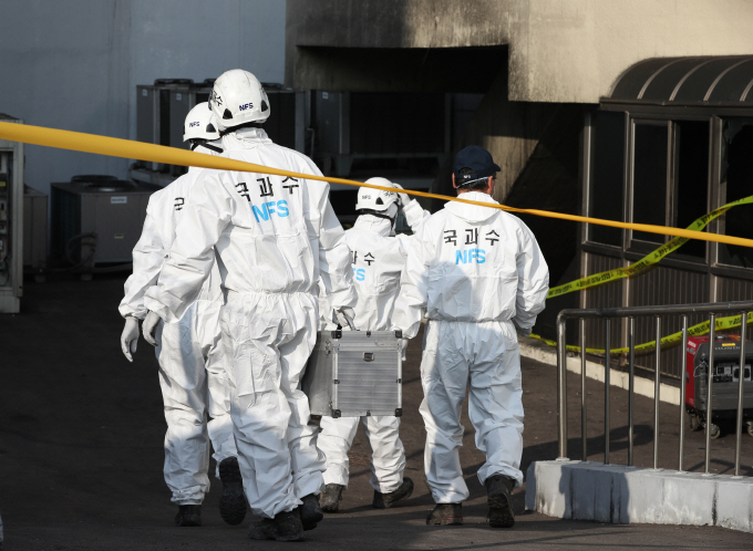 Investigators from the National Forensic Service enters the KT Corp. building in the Ahyeon district in western Seoul on Nov. 26, 2018 to conduct an on-site probe into the cause of fire that destroyed cable lines and caused major network disruptions. (Yonhap)