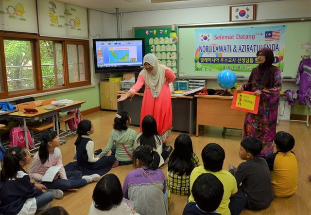 Multicultural Language Instructors in Seoul Push for Better Working Conditions