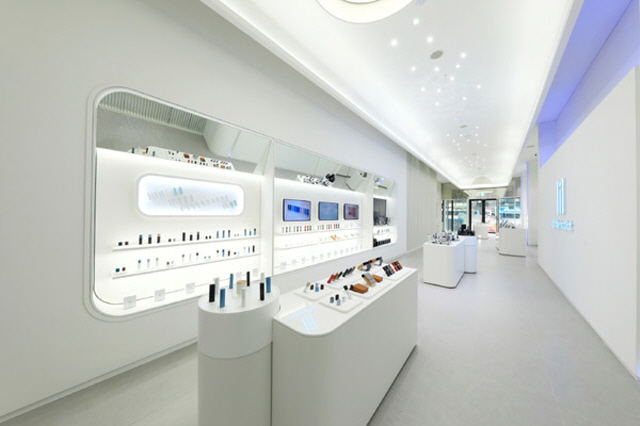 KT&G has three stores, including a standalone in southern Seoul and two shop-in-shop flagships. It offers a visiting service to customers to handle their requests and has 200 staff members standing by. (image: KT&G)