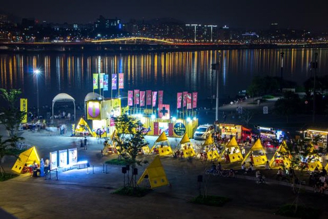 A Bamdokkaebi night market held at a riverside park in Seoul. (image: Seoul City Hall)