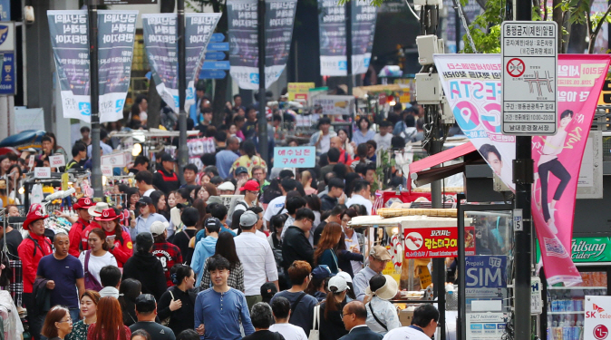 Tourists in Seoul Turn to Clothing Instead of Cosmetics