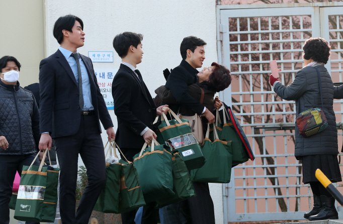 Conscientious objectors released on parole are greeted by their families at the Daegu Detention Center in Daegu, South Korea, on Nov. 30, 2018. (Yonhap)