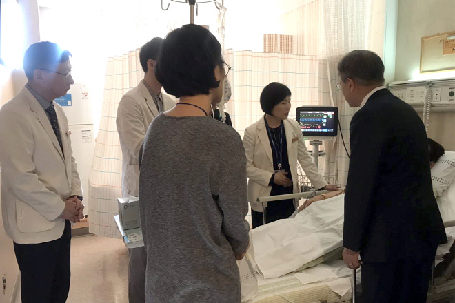 President Moon Makes Surprise Visit to Hospitalized Gov’t Official