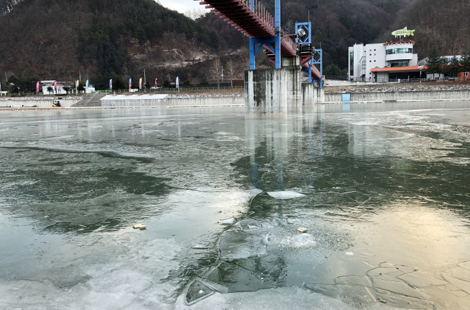 Local officials said that the ice was between 6 and 6.5 centimeters thick since the frigid cold snap hit Hwacheon Stream the day before. (image: Hwacheon County Office)