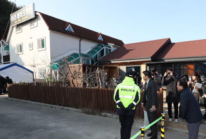 The site of the gas poisoning accident that took the lives of three high school students and left seven others unconscious in a guesthouse in Gangneung, about 240 km northeast of Seoul, as police and crime lab officials process the scene on Dec. 19, 2018. (Yonhap)