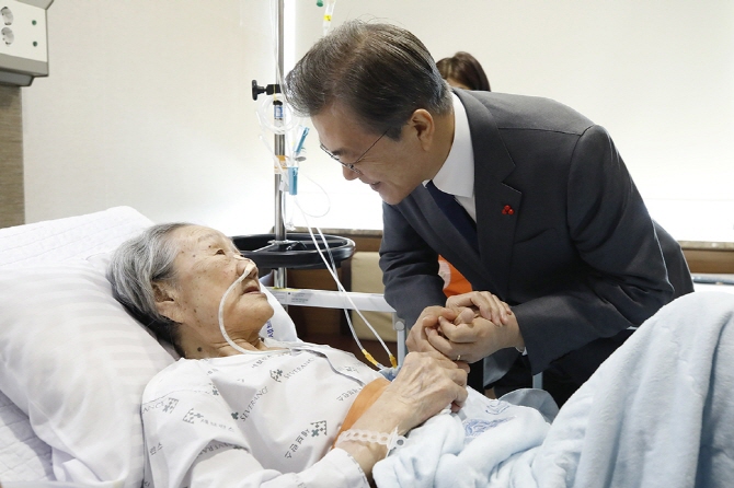 President Moon Jae-in talks with Kim Bok-dong in her room at the Yonsei Severance Hospital in Seoul on Jan. 4, 2019. (image: Cheong Wa Dae)