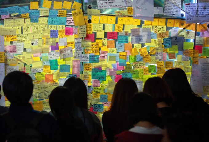Letters of condolences for the female victim who was murdered by a stranger in the popular Seoul district of Gangnam on the gate of Gangnam Station. (image: Yonhap)