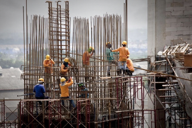 Number of Foreign Workers Rebounds This Year amid Economic Recovery