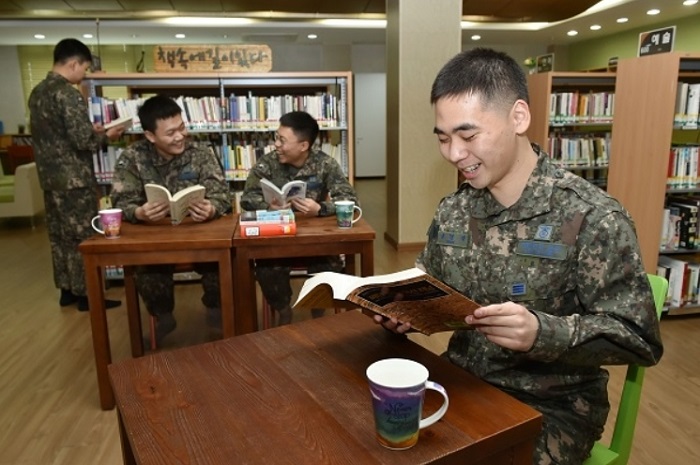 S. Korean Airmen Hold Book Marathon