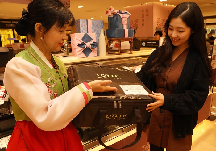 The packaging of fruit sets and the internal dividers that protect the fruit were also replaced with recyclable or biodegradable materials. (image: Lotte Department Store)