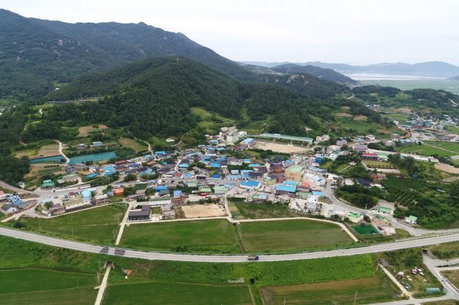 The ministry said it will launch programs to have younger generations find jobs in farms and fishing villages, providing them with financial assistant for settling in such areas. (image: Yonhap)