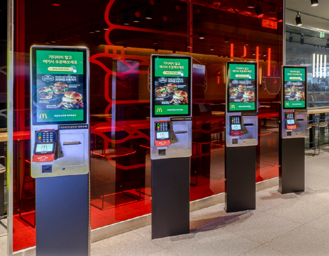Elderly consumers had difficulty or failed to use the kiosks properly. (image: McDonald's Korea)