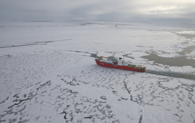 Crew of S. Korean Icebreaker Help Isolated Chinese Researchers