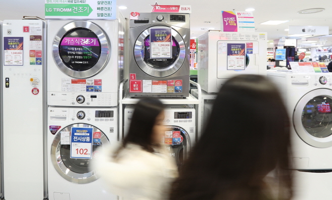 There were even some cases where a clothes dryer manufactured by a famous foreign company was twice as expensive as South Korean product but showed poorer performance. (image: Yonhap)