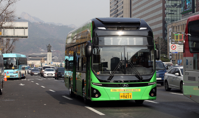 An electric city bus in Seoul. (Yonhap)
