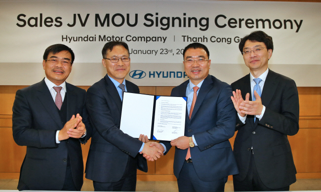 Vice President Jeong Bang-sun (2nd from L), head of the Asia-Pacific, Africa & Middle East Operations Division at Hyundai, and Thanh Cong Group CEO Le Ngoc Duc (2nd from R) shake hands with each other after signing an initial agreement to set up a sales joint venture in Vietnam, with Thanh Cong Group Chairman Nguyen Tuan Anh (L) and Executive Vice President Kim Seung-jin, head of the Global Operations Division at Hyundai, clapping beside them at Hyundai Motor headquarters in Yangjae, southern Seoul, on Jan. 24, 2019. (image: Hyundai Motor Co.)
