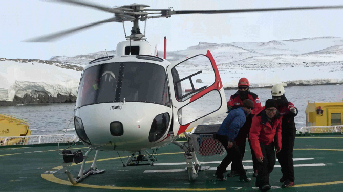 Crew of the Araon, South Korea's only icebreaking vessel, transporting Chinese researchers to the vessel from Inexpressible Island in the Antarctic via a helicopter on Jan. 23. (image: Ministry of Oceans and Fisheries)
