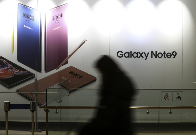 Sales of Samsung smartphones fell shy of market expectations, with promotion costs in the peak season cutting into its profitability. (image: Yonhap)