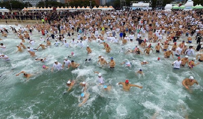 Busan’s Haeundae Beach Hosts Winter Swimming Contest