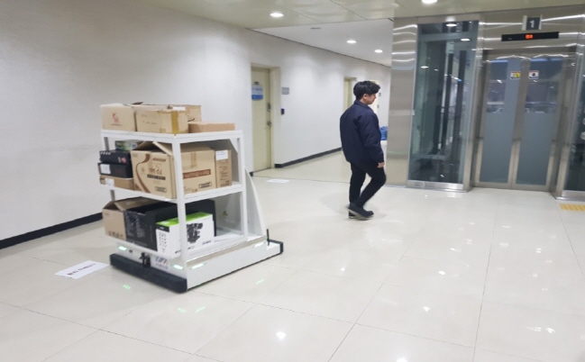 The Mobile Power Cart detects the physique of the user and follows them, carrying a maximum of 250 kilograms of cargo. (image: Ministry of Land, Infrastructure and Transport)