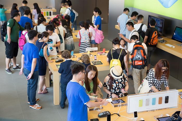 In order to retain customers, the major manufacturers are aggressively promoting their products by offering compensation for second-hand devices as well as improving warranty service.(image: Korea Bizwire)