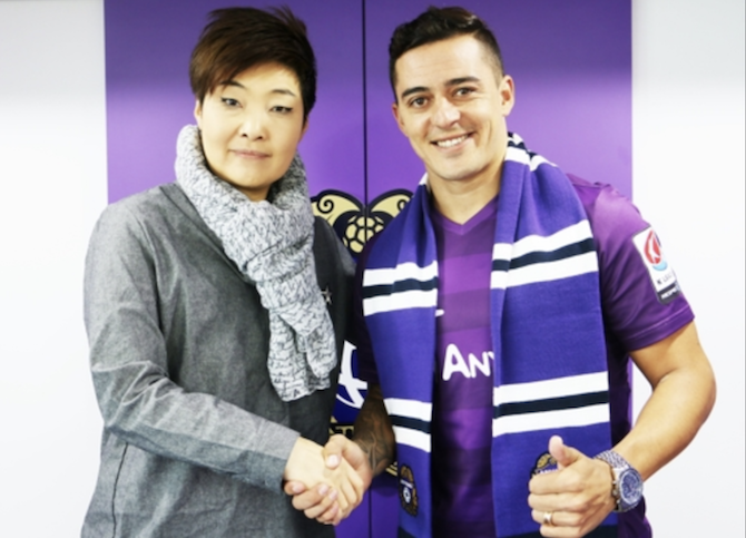 This file photo provided by FC Anyang football club on March 17, 2017, shows the team's then general manager, Im Eun-ju (L), shaking hands with a new acquisition for the club, Wesley Alex Maiolino. (Image: Yonhap)