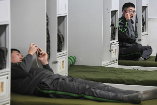 Many soldiers wanted to use cell phones for self-development. (image: Joint Press Corps-Yonhap)