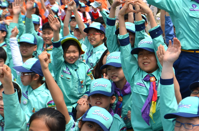 Managing youth organization activities has been one of the tasks shunned by many teachers because it involves keeping discipline of numerous students in an outdoor activity. (image: Korea Scout Association)