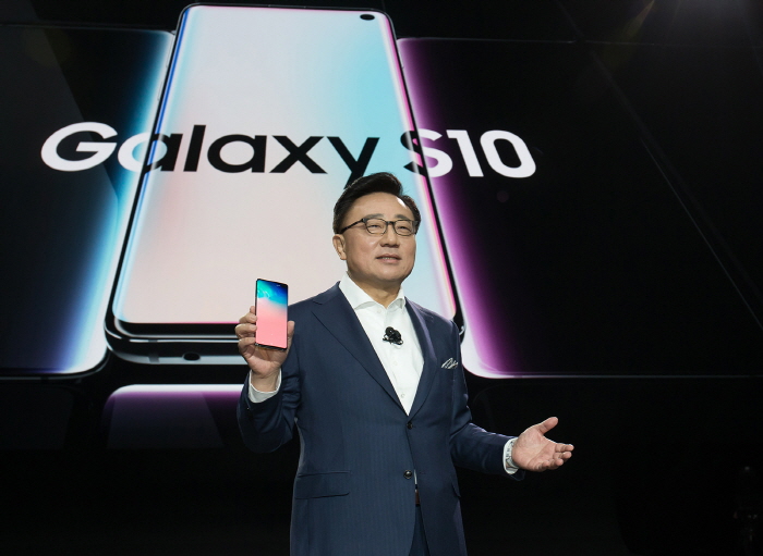Samsung Unveils Galaxy S10, 5G Model Alongside Foldable Phone