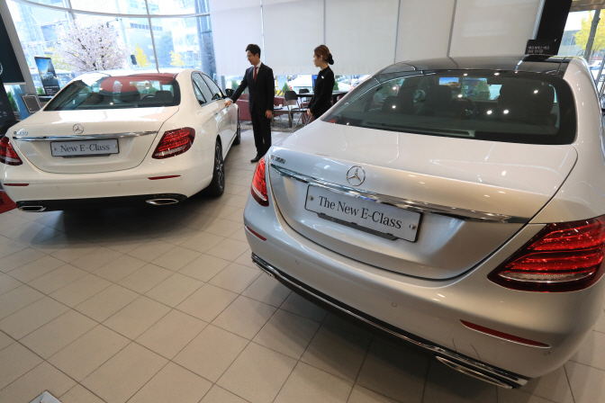Mercedes-Benz E-Class Described as Car for “Success” and “Car Poor”