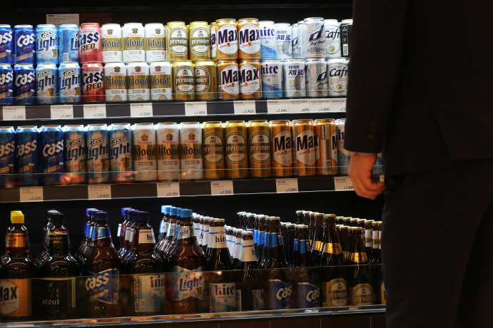 Market watchers said the rise in the number of people drinking alone and sharp price reductions for imported alcoholic beverages are fueling their popularity. (image: Yonhap)