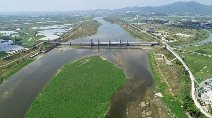 The landscape around the Seungchon Weir on the Yeongsan River in the southwestern city of Gwangju. (Yonhap)