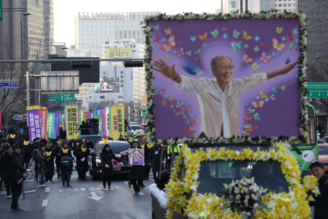 Hundreds of citizens and activists join the funeral procession of late former wartime sexual slavery victim, Kim Bok-dong, in central Seoul on Feb. 1, 2019. (Yonhap)