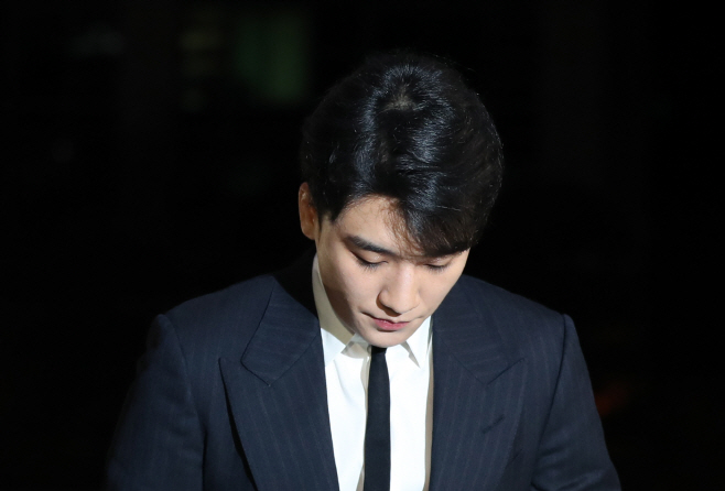 Seungri, a member of popular boy group BIGBANG, appears at the Seoul Metropolitan Police Agency on Feb. 27, 2019, to undergo questioning on suspicions that he circulated narcotics and attempted to buy sexual services for potential foreign investors. (Yonhap)