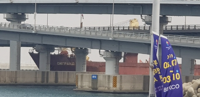 The Russian cargo ship Seagrand bumping into the side of the Gwangan Bridge in Busan, 450 kilometers southeast of Seoul, on Feb. 28, 2019. (image: Busan Metropolitan Police Agency)