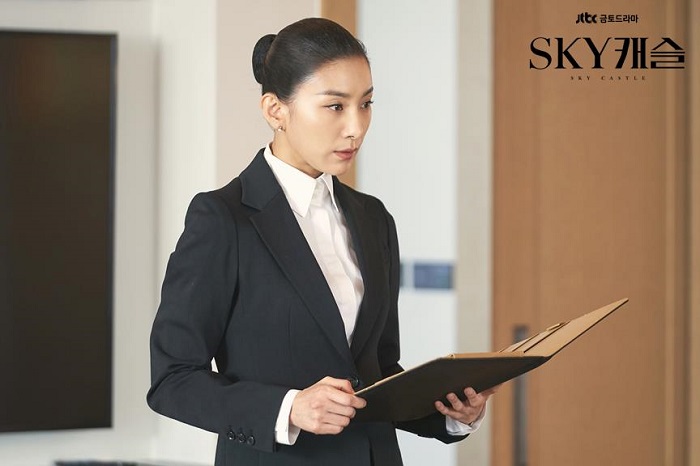 "SKY Castle" has brought about deep interest in professional coordinators for college admissions and other expensive private education programs. (image: JTBC)