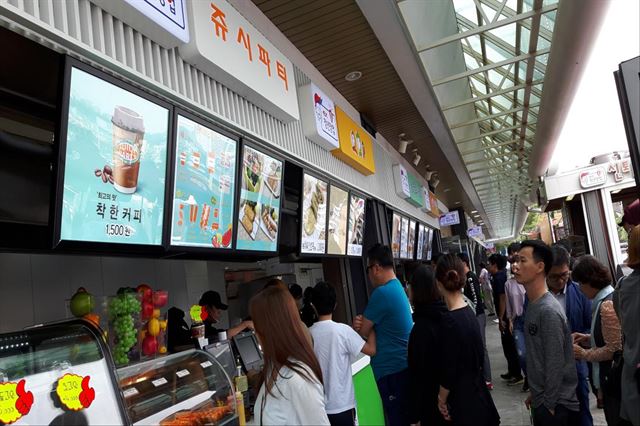 Coffee, Walnut-shaped Cakes Most Popular Snacks at Highway Rest Stops