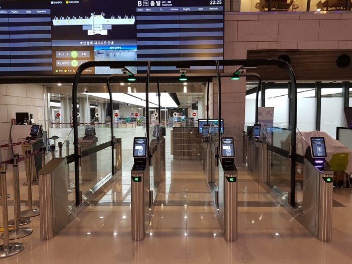 Biometric identification systems, first introduced at Gimpo Airport last year, will be expanded to Incheon Airport. (image: Korea Airports Corp.)