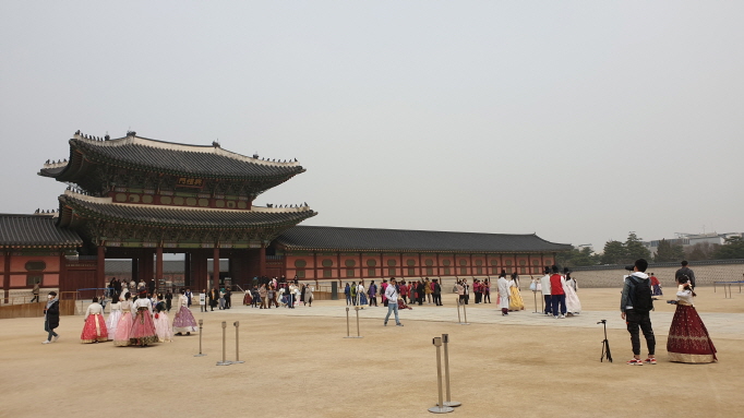 Tourists visiting Gyeongbok Palace in downtown Seoul on March 6, 2019. (Yonhap)