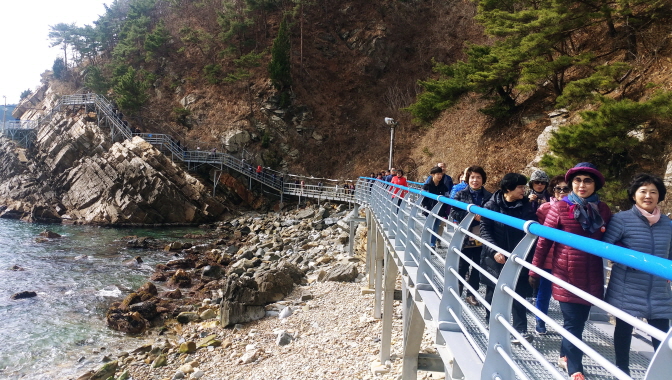 Gangwon’s East Coast Crowded with People Trying to Escape from Fine Dust