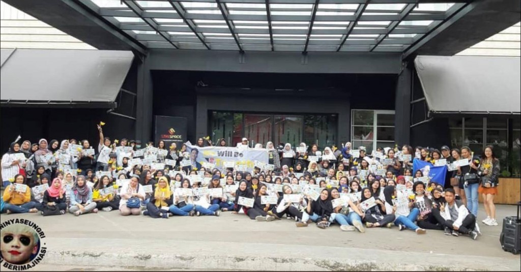 200 Indonesian fans of Seungri gathered in the Sudirman Central Business District (SCBD) on March 17. (Yonhap)