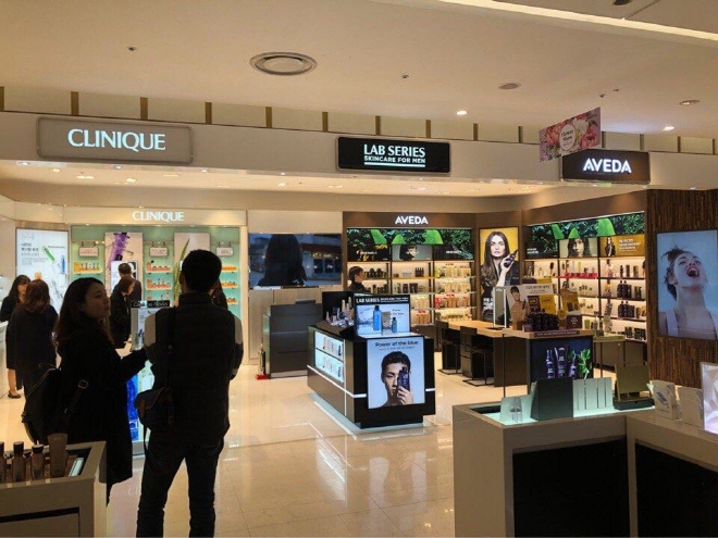 A new hybrid store by ELCA Korea featuring various beauty brands. (image: Lotte Department Store Co.)