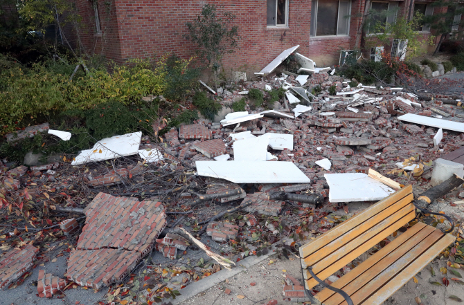 Houses damaged by an earthquake that hit the southern city of Pohang on Nov. 15, 2017. (Yonhap)
