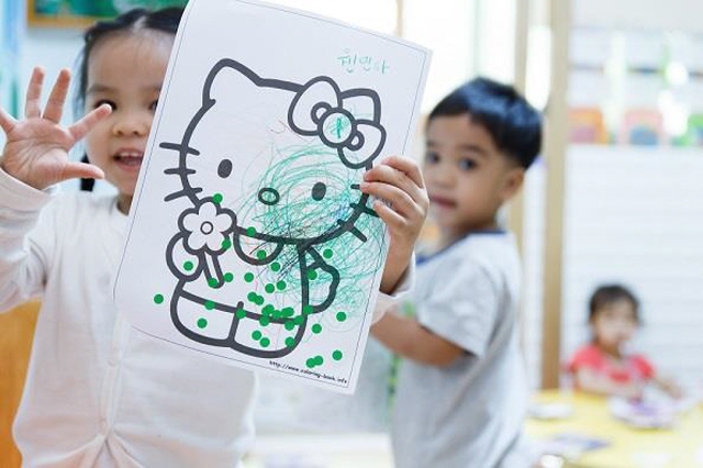 Illegal migrant children who are born and have lived in South Korea for more than 15 years will be given temporary stay permits, the Ministry of Justice said Monday. (Yonhap)