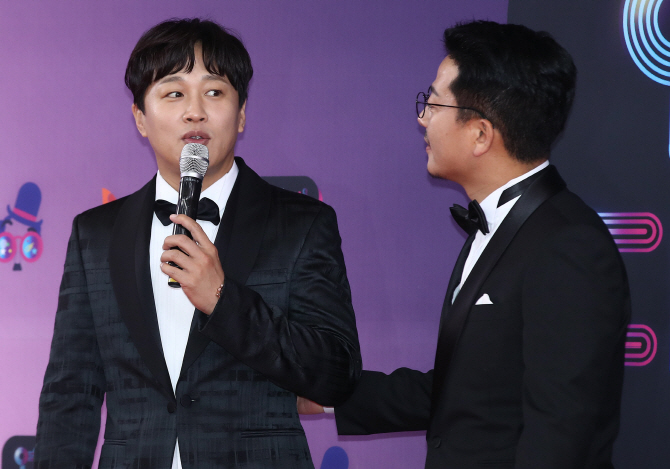 Actor Cha Tae-hyun (L) addresses the audience, alongside Kim Jun-ho, during the 2018 KBS Entertainment Awards held in Seoul on Dec. 22, 2018. (Yonhap)