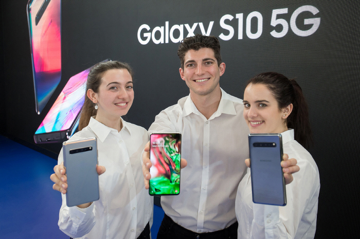 Samsung Electronics Co. is expected to release its 5G version of the Galaxy S10 in early April. (image: Samsung Electronics)