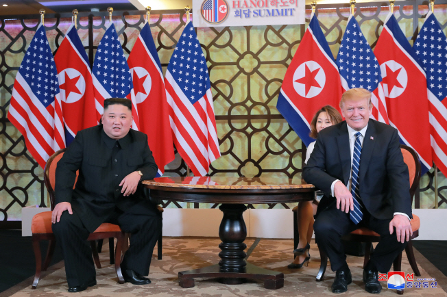 North Korean leader Kim Jong-un (L) and U.S. President Donald Trump hold talks at the Sofitel Legend Metropole hotel in Hanoi on Feb. 28, 2019. (Yonhap)